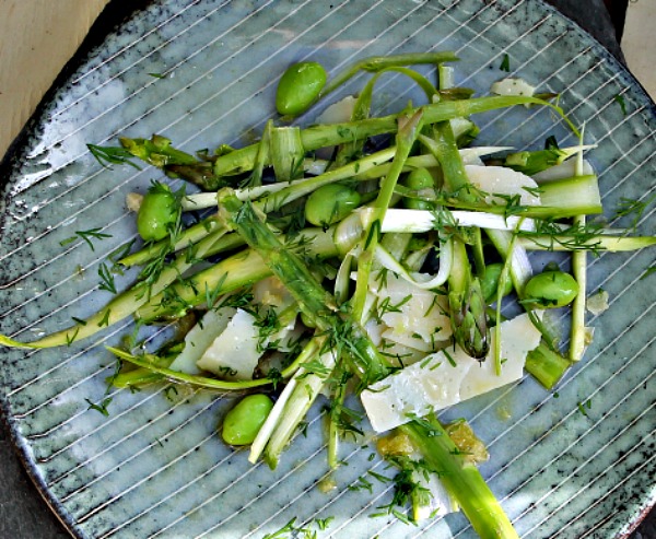Salat af rå – / kogte asparges , parmesan samt dild