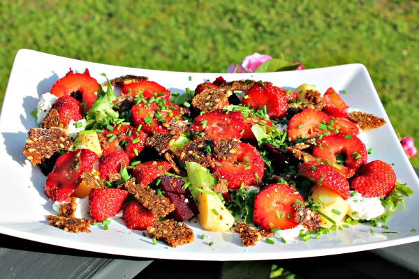 Salat med jordbær og nye små bagte rødbeder