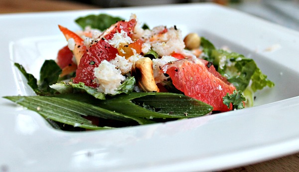 Salat med krabbekød – pink grape – nødder – rød peber samt forårsløg