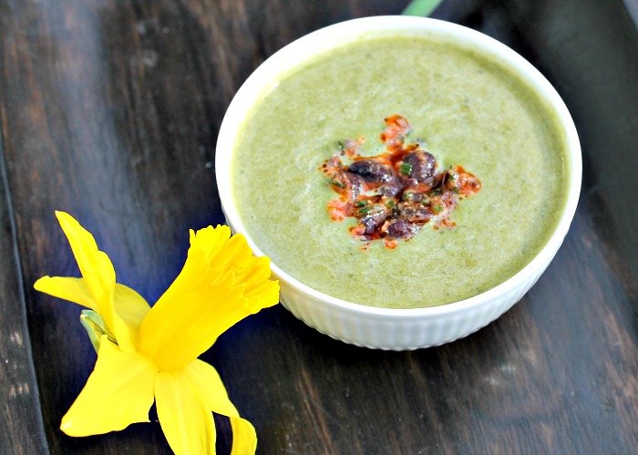 Spinat – broccoli suppe med kokos, topping af sorte bønner og soltørret tomater