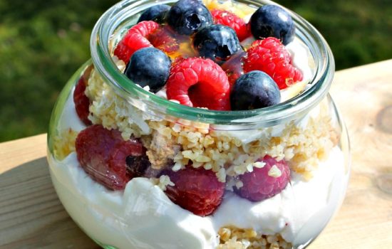 Bulgur med græsk yoghurt – frisk frugt og honning – anderledes morgenmad