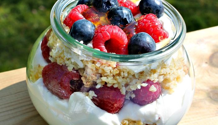 Bulgur med græsk yoghurt – frisk frugt og honning – anderledes morgenmad