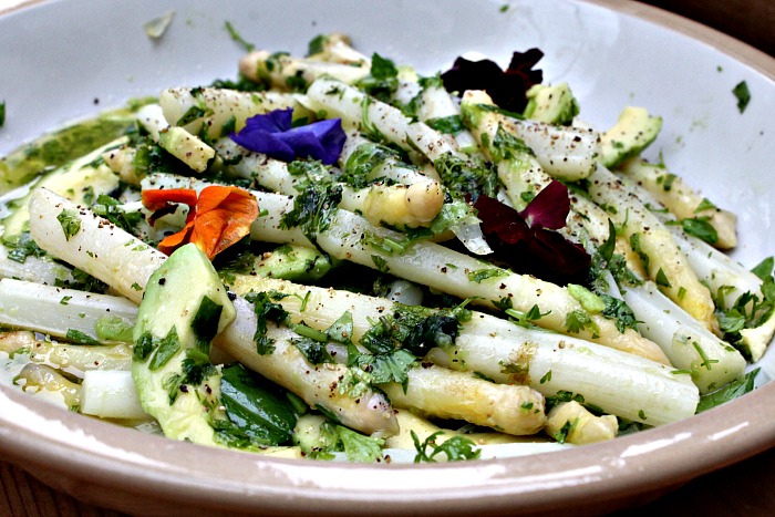 Salat med asparges og avocado og friske krydderurter