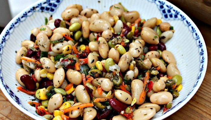 Salat med bønner, gulerod, majs, rød peberfrugt, oliven og krydderurter