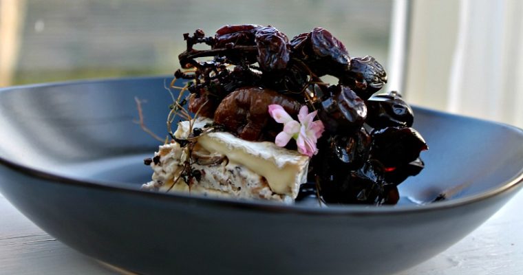 Brie fyldt med creme af mascarpone, porcini, hvidløg og valnødder- med lækker sirup over