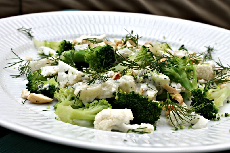 Blomkål – broccoli med dild-mayo, jordnødder samt dild