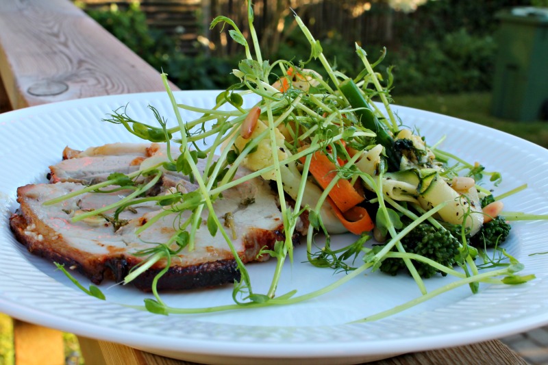 Grillet porchetta med råkost af gulerødder, squash, dampet asparges broccoli , grillet blomkål