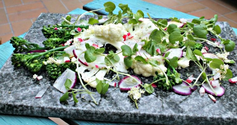 Salat med radiser, blomkål, brøndkarse samt aspargesbroccoli
