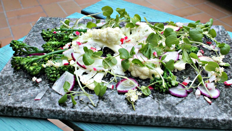 Salat med radiser, blomkål, brøndkarse samt aspargesbroccoli
