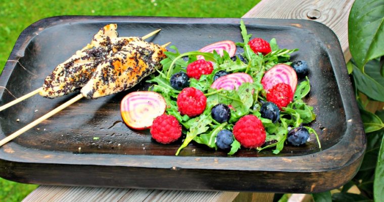 Kyllingespyd med birkes – salat med hindbær samt blåbær