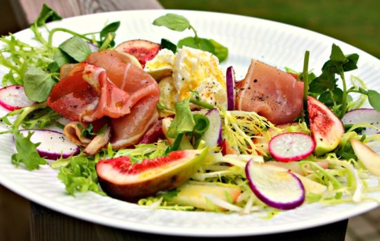 Salat med friske figner, parmaskinke, bøffelmozzarella samt radiser