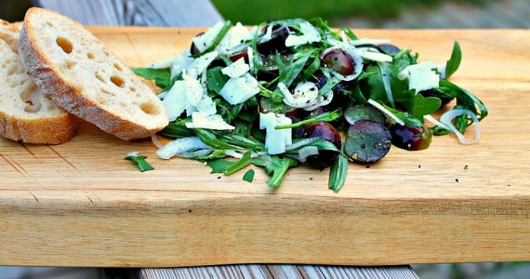 Salat af frisk estragon, druer og gedeost