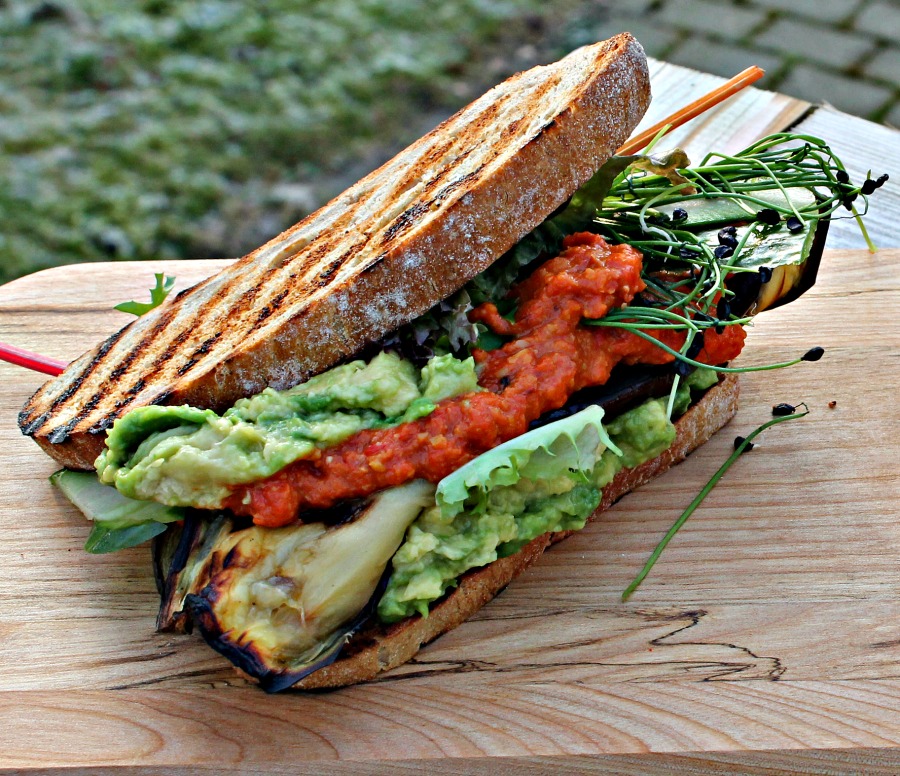 Sandwich med grillet aubergine, avocado, grillet rød peber hummus